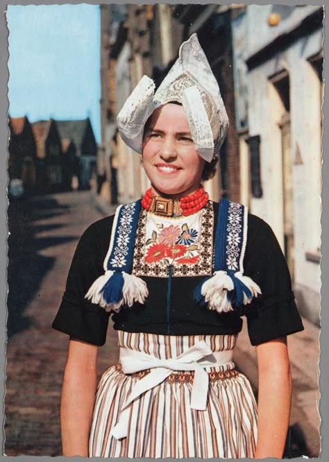 Atelier Nostalgia | Nostalgic musings, on historical clothing, traditional costume, fantasy, photography and history. | Page 12 Dutch Traditional Dress, Dutch Folk Costume, Dutch Costumes Traditional, Netherlands Traditional Clothes, Volendam Costume, Netherlands Costume, Dutch Traditions, Traditional Dutch Clothing, Dutch Folklore