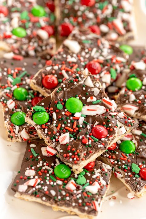 The best Christmas bark recipe! It’s easy to make with graham crackers, chocolate, marshmallow, and all sorts of Christmas candy! Christmas Bark With Saltines, Christmas Rock Candy Recipes, Christmas Bark With Marshmallows, S’mores Christmas Bark, Christmas Graham Crackers, Graham Cracker Almond Bark, Smores Christmas Bark, Holiday Chocolate Bark Recipes, Festive Chocolate Bark