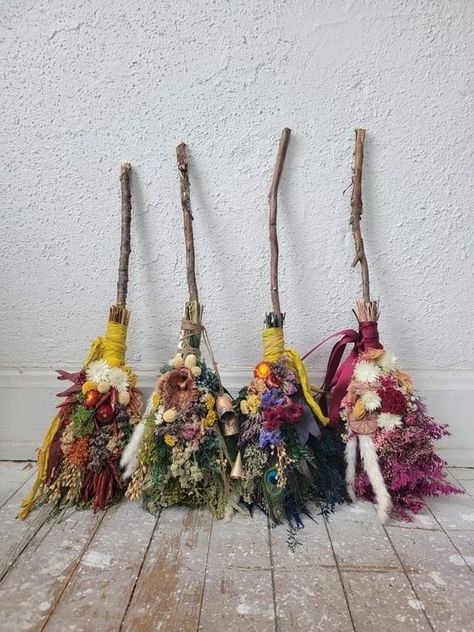 Thanksgiving Decorations Outdoor, Pagan Crafts, Deco Nature, Witchy Crafts, Tree Lights, Witchy Decor, Thanksgiving Table Decorations, Wedding Rustic, Funky Junk