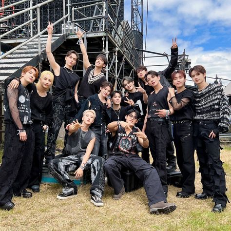 seventeen group picture Seventeen Glastonbury, Ot13 Seventeen, Seventeen Instagram, Choi Hansol, 17 Kpop, Won Woo, Glastonbury Festival, Vernon Chwe, Shania Twain