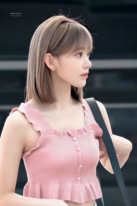 Izone Sakura, Classic Bob Haircut, Corte Bob, Bob Haircut With Bangs, Haircut Designs, Open Hairstyles, Sakura Miyawaki, Miyawaki Sakura, Cherry Flavor