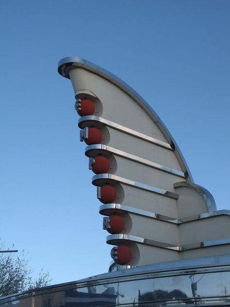 Madrid's Warner Theme Park has an  area (next to main entry)  whose buildings are designed in  Art Deco style. Googie Architecture, Art Deco Inspiration, Streamline Moderne, Deco Architecture, Art Nouveau Architecture, Art Deco Buildings, Chrysler Building, Streamline Design, Art Deco Architecture