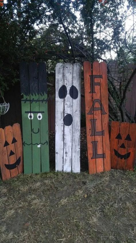 50+ Great Ideas for DIY Halloween Wood Crafts - FeltMagnet Fence Yard Art, Fall Fence Board Signs, Fall Fence Board Projects, Frankenstein Porch Sign, Fall Festival Signs, Vertical Fencing, Festival Signs, Halloween Pallet Projects, Pallet Halloween Decorations