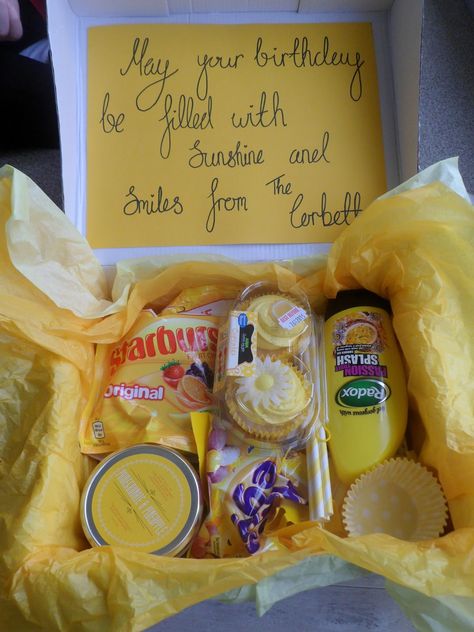 Beauty by a Geek: Sunshine In a Box Gift Idea Sunshine In A Box, Anniversaire Diy, Yellow Card, Box Of Sunshine, Bff Birthday Gift, Bff Birthday, Themed Gift Baskets, Presents For Best Friends, Gold Card