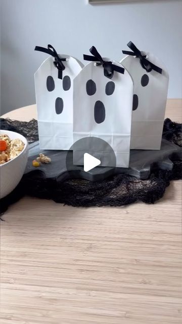 Spooky Halloween Treat Bags, Halloween Present Wrapping Ideas, Halloween Snack Bags Ideas, Ghost Treat Bags Diy, Ghost Bags Diy, Halloween Microwave Popcorn Wrappers, Halloween Paper Bags Diy, Halloween Treats Bags For Kids, Diy Halloween Gift Bags