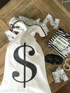 10 Minute Robber Halloween Costume and Loot Bag! Robber Fancy Dress, Bank Robber Costume, Robber Halloween Costume, Halloween Softball, Robber Costume, Disfraz Star Wars, Halloween Pillow Case, Jojo Siwa Outfits, Costume Bags