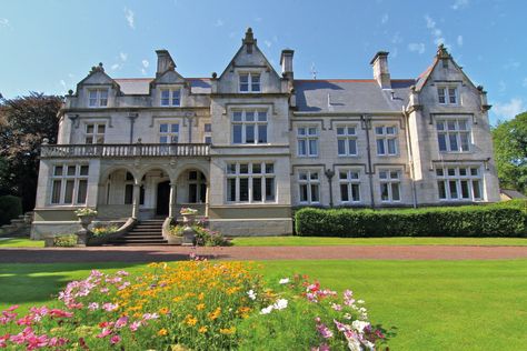 Julian Hodge's house, Ty Gwyn, Lisvane, Cardiff is up for sale. English Country House Bedroom, Edwardian Architecture, English Houses, Mansion Exterior, English Manor Houses, Stately Homes, Historic Mansion, English Manor, Modern Mansion