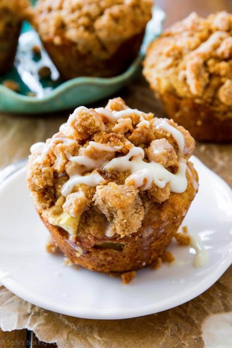 Apple Crumb Muffins, Crowd Food, Resep Muffin, Sunday Baking, Apple Muffin Recipes, Fall Goodies, Crumb Muffins, Bakery Style Muffins, Apple Glaze