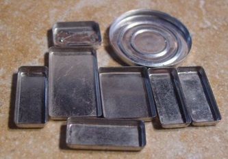 Miniature Dollhouse Trash to Treasure  Save the metal tins from eyeshadow containers for baking tins.(the only problem is that it takes years for them to go empty) Dollhouse Diy Accessories, Barbie Baking, Making Miniatures, Mini Baking, Diy Fimo, Accessoires Barbie, Baking Trays, Kitchen Pans, Dollhouse Diy