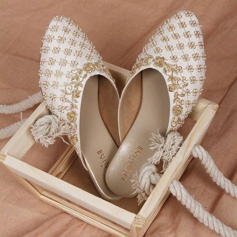 What’s Good To Choose For Wedding: Bridal Flats Or High Heels? Wedding Sandals For Bride, Bride Flats, Bridal Footwear, Indian Wedding Shoes, Bride Sandals, Flat Sandals Wedding, Bridal Shoes Low Heel, Indian Shoes, Wedding Slippers