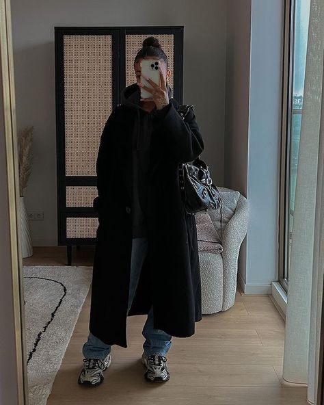 Fall Outfit Streetwear, Winter Outfits2023, Long Black Jacket Outfit, Coat Outfit Aesthetic, Long Jacket Outfit, Lisa Onuoha, Black Trenchcoat, Trenchcoat Outfit, Trench Coat Outfit