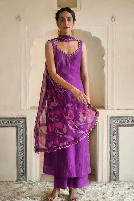 Silk Suit Back Neck Designs Indian, Traditional Kurta Designs Women, Everyday Kurti, Purple Kurti, Straight Kurti Designs, Salwar Suit Neck Designs, Kurta Set With Dupatta, Suits For Women Indian, Suit Neck Designs