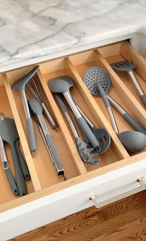 Nursery Drawer, Kitchen Drawer Organizers, Utensil Drawer Organization, Kitchen Utensil Organization, Kitchen Drawing, Apartment Storage, Drawer Organization, Makeup Drawer, Kitchen Drawer Organization