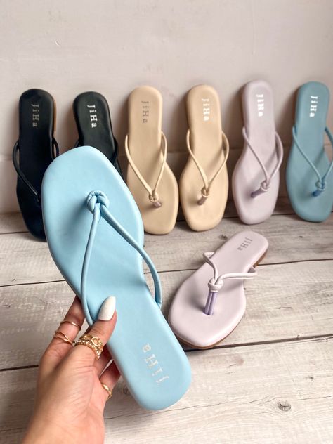 Sliders Slippers in pastel colours Simple Slippers For Women, Flat Slippers For Women Fashion, Sleepers Footwear For Women, Trendy Slippers For Women, Summer Footwear Women, Slippers Womens Flats, Classy Slippers, Slippers For Women Fashion, Summer Slippers For Women