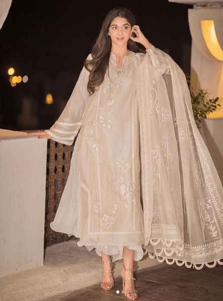 mawra-hocane 24 Ways to Wear All White Outfits Like Pakistani Celebrities Wedding Simple, Pakistani Wedding Outfits, Pakistani Fancy Dresses, Pakistani Dresses Casual, Pakistani Fashion Party Wear, Indian Dresses Traditional, Salwar Kamiz, Beautiful Pakistani Dresses, Party Wear Indian Dresses