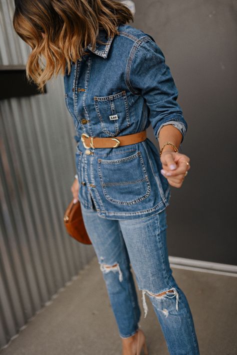 The 2020 Way to Style a Denim on Denim Look | Denim Outfit Ideas | How to Style | Clothing Tips | Denim on Denim Outfit Ideas | Denim Jacket Outfit | Denim Aesthetic | Nude Pumps Outfit | Gold Accessories | Fashion Inspiration | Fashion Trends | Fashion Style Guide | Chic Fashion Blogger | Chic Talk #denim #howtostyle Denim On Denim Outfits, Classic Chic Outfits, Denim Outfit Ideas, Denim Aesthetic, Denim On Denim Looks, Denim Clothes, Plus Zise, Ny Outfits, Outfit Denim