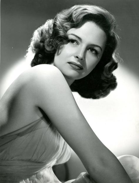 45 Glamorous Photos of Donna Reed in the 1940s and ’50s ~ Vintage Everyday The Donna Reed Show, Stars D'hollywood, Gene Tierney, Donna Reed, Fritz Lang, Natalie Wood, Classic Movie Stars, Classic Actresses, Actrices Hollywood