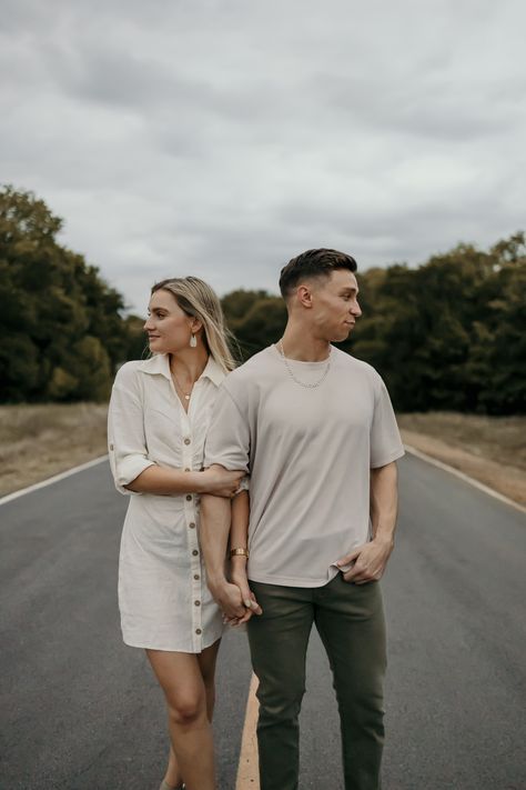 Couple pose idea on road Photo Poses For Couples Same Height, Pre Wedding Shoot On Road, Couples Photoshoot Road, Couple Photoshoot On Road, Couple Poses On Road, Couple Road Pictures, Engagement Photos Road, Country Road Photoshoot, Dirt Road Couple Photoshoot