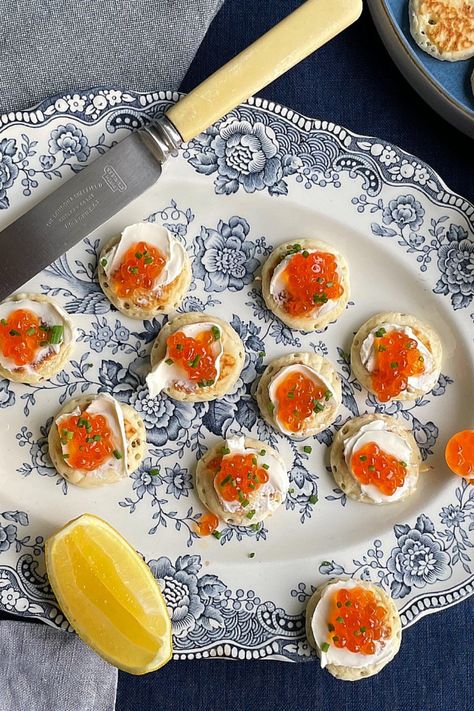 These canapes couldn't be simpler to make and they taste amazing every single time. Salmon roe is larger than regular caviar, and the delicious eggs bring wonderful salty pops of salmon flavour as they burst in the mouth. This recipe couldn't be simpler, although there are lots of other uses for salmon caviar: try using it as a topping for a Japanese inspired rice bowl, on top of sushi rolls, or with scrambled eggs for a luxurious breakfast. Salmon Caviar Appetizers, Salmon Roe Caviar, Japanese Canapes Ideas, Salmon Caviar Recipes, Salmon Roe Appetizer, Japanese Canapes, Caviar Canapes, Acotar Food, Blinis Recipe