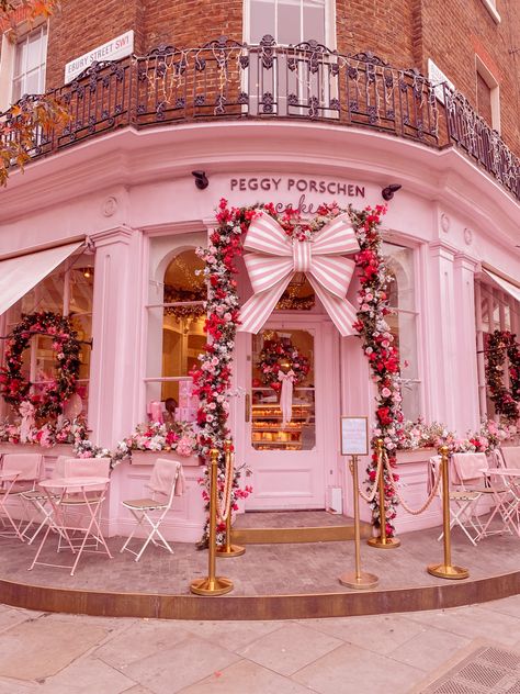 Peggy Porschen in London decorated for Christmas London Pink Cafe, Pink Shop Aesthetic, Cupcake Shop Aesthetic, Peggy Porschen Shop London, Pink Store Aesthetic, Pink Cafe Design, Pink Bakery Aesthetic, Beauty Shop Design, Pastel House Aesthetic