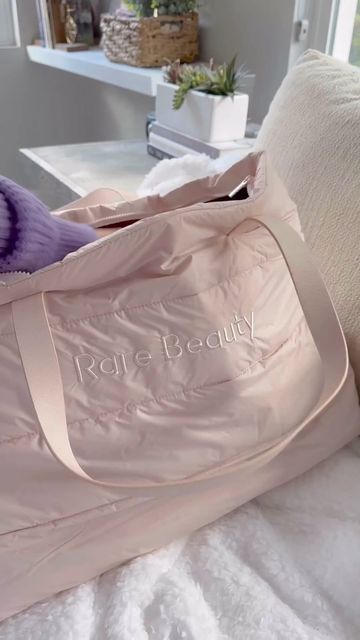 Rare Beauty by Selena Gomez on Instagram: "Honestly, we lost count of how many things could fit in the Puffy Traveler Tote. 🤣 Shop the extra large and roomy tote (that comes with comfy shoulder straps!) exclusively at rarebeauty.com 📹: @thatsheart (she/her)" Rare Beauty Duffle Bag, Rare Beauty Puffy Bag, Rare Beauty Bag, Workouts Outside, Girly Christmas Gifts, Rare Beauty By Selena Gomez, Packing Bags Travel, Bday List, India Shopping