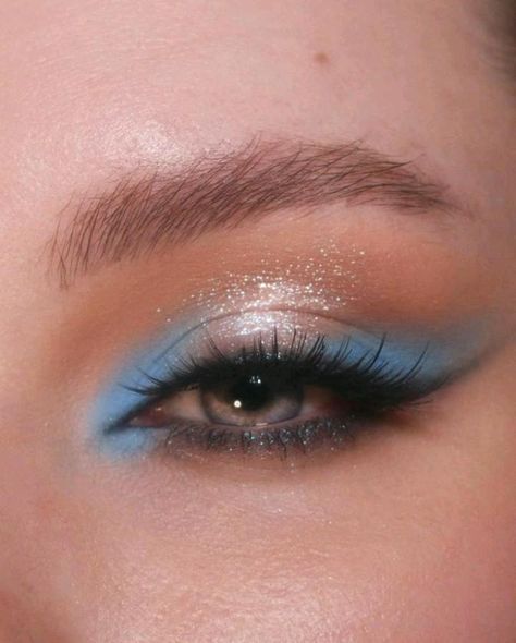 Natural Euphoria Makeup, Eye Makeup To Go With Blue Dress, Euphoria Makeup Blue Eyes, Eye Makeup With Blue Outfit, Blue Makeup For Wedding, Makeup To Go With Dark Blue Dress, Blue Makeup Eyeliner, Blue Rhinestone Eye Makeup, Minimal Blue Eye Makeup