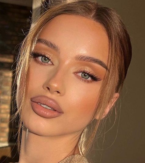 Nude Make Up Glam, Makeup Inspiration Green Eyes, Make Up For Club Night, Soft Wedding Glam Makeup, Golden Glowy Makeup Look, Eye Makeup To Make Eyes Bigger, Makeup With Sage Green Dress, Prom Makeup Round Face, Fox Eye Bridal Makeup