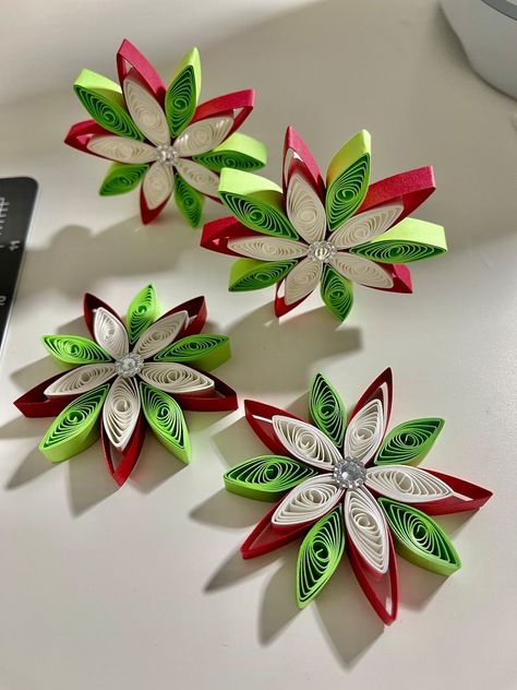 Quilling Christmas Tree Ornaments, Quilling Ideas Christmas, Quilling Christmas Decorations, Quilling Ornaments Christmas, Paper Quilling Christmas Ornaments, Quiling Paper Art Projects, Christmas Quilling Patterns, Christmas Paper Quilling, Christmas Quilling Ideas