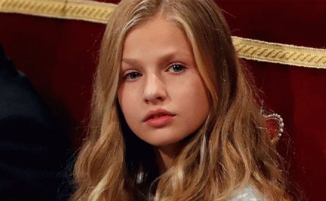 El móvil de más de 60.000 euros de la princesa Leonor del que habla media España Leonor Princess, Leonor Princess Of Asturias, Pictures Of Princesses, Princess Of Spain, Princess Leonor, Estilo Real, Ariana Grande Photoshoot, Familia Real, Teen Actresses