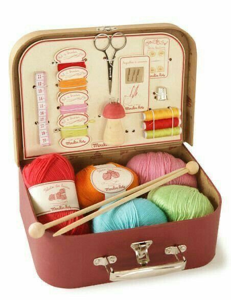 Old Suitcases, Organization Inspiration, Knitted Wit, Knitting Kits, Sewing Kit, Sewing Projects For Beginners, Sewing For Beginners, Knitting Needles, Homemade Gifts