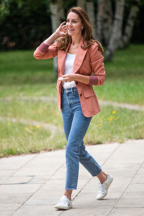 Kate Middleton just wore mom jeans with trainers for her latest appearance- CosmopolitanUK Mom Jeans Blazer Outfit, Jeans And Sneakers Outfit, Kate Middleton Style Outfits, Looks Kate Middleton, Jeans Blazer, Kate Middleton Outfits, Look Office, Look Jean, Mom Jeans Outfit