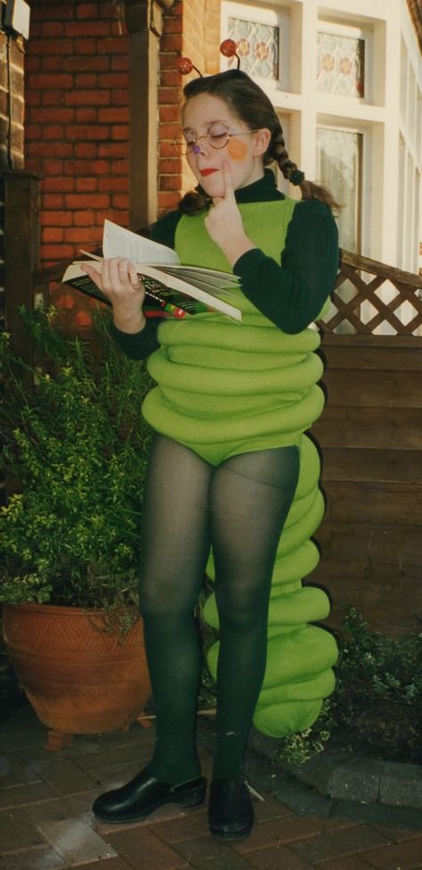 Would require some sewing, but inspiration for something earthwormey if the sleeping bag idea doesn't work out... Earthworm Costume, Book Worm Costume, Catapillar Costume, Bookworm Costume, Worm Costume, Bug Costumes, Hallo Costumes, James And The Giant Peach Costume, Concert Costumes