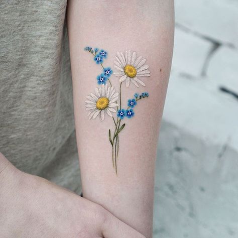 Daisy Tattoo Ideas, Botanisches Tattoo, Forget Me Not Tattoo, Daisy Tattoo Designs, Daisy Flower Tattoos, Small Watercolor, Bouquet Tattoo, Wildflower Tattoo, Daisy Tattoo