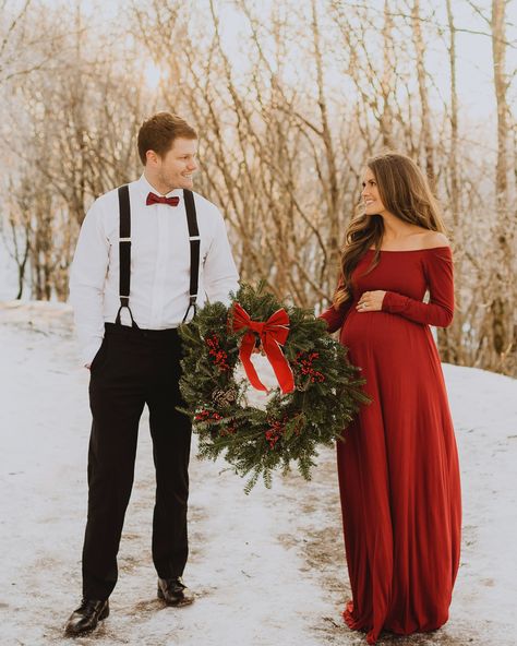 Even though it was a little slippery, I love the snow on the ground in these pictures! Christmas Pregnancy Outfit, Snow Maternity Photos, Maternity Christmas Pictures, Winter Pregnancy Photoshoot, Christmas Maternity Outfits, Christmas Pregnancy Photos, Winter Maternity Pictures, Caitlin Covington, Winter Maternity Photos