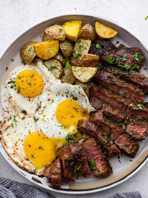 Steak and eggs is a hearty and delicious breakfast packed with protein and flavor! Tender and juicy pan-seared steak is seasoned to perfection and served alongside eggs sunny side up. Essen, Breakfast Steak And Eggs, Eggs Sunny Side Up, Healthy Steak, Steak Breakfast, Eggs Dinner, Leftover Steak, Pan Seared Steak, The Recipe Critic