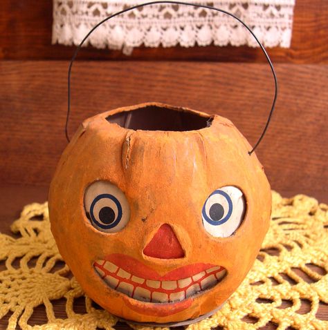 german jol 1920s Jack O Lantern Decorations, Halloween Antiques, Halloween Curtains, Paper Mache Pumpkins, Halloween Folk Art, Jack O'lantern, Halloween Lanterns, Halloween Jack O Lanterns, Pumpkin Jack