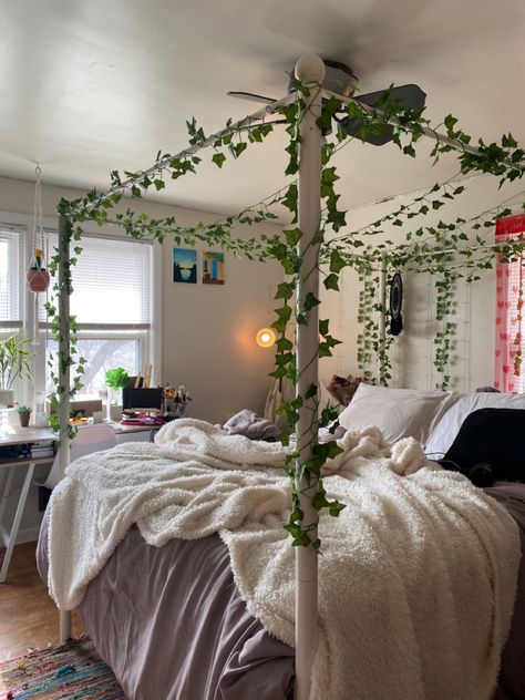 Room Ideas Aesthetic With Canopy Bed, Bed Canopy Aesthetic Bedroom, Canopy Bed Inspo Aesthetic, Bedroom Design Canopy Bed, Room Ideas Aesthetic Earthy, Canopy Bed Aesthetic Room, Earthy Bedroom Aesthetic Bohemian, Room Ideas Aesthetic Canopy Bed, Room Inspo Canopy Bed