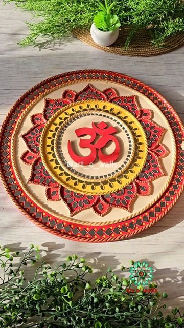 Round Lipan Art, Lippan Art Om Design, Lippan Art Colorful, Om Lippan Art Design, Beautiful Lippan Art, Shiv Lippan Art, Om Lippan Art, Lippan Art For Beginners, Mandala Lippan Art