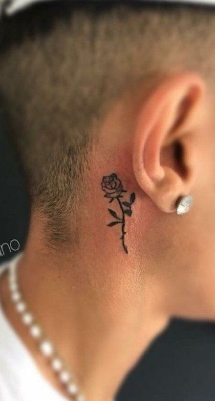 Small tattoos for men are becoming increasingly popular. One of the most popular places to get a small tattoo for men is behind the ear. This location is perfect for many reasons. First, it is easily hidden if you need to, but it is also easily shown off when you want to. Small Ear Tattoos, Ear Tattoos For Men, Back Ear Tattoo, Rose Neck Tattoo, Hals Tattoo Mann, Herren Hand Tattoos, Tree Tattoo Arm, Small Neck Tattoos, Tattoo Tree