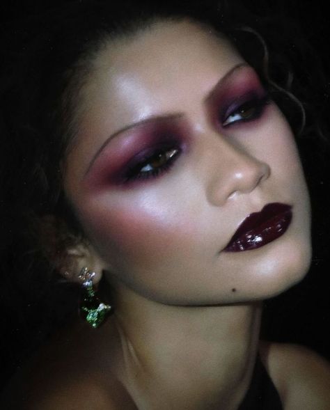 threading not so lightly Sultry Red Makeup, Alternative Drag Makeup, Uncanny Makeup, Badass Makeup, Met Gala Makeup, Gala Makeup, Zendaya Met Gala, Arabic Eye Makeup, Vampy Makeup