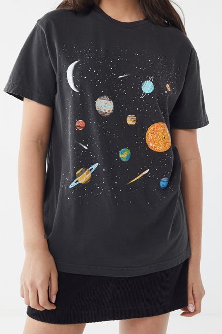 Space Outfit, Space Shirts, 자수 디자인, Street Style Outfit, Elegant Outfit, Womens Fashion Trends, Outer Space, Modest Fashion, Short Sleeve Tee