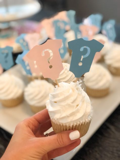 Simple Gender Reveal Ideas At Home Decor, Table Decor For Gender Reveal Party, Dessert Table Ideas Gender Reveal, Gender Reveal Party At Home, Baby Revelation Ideas, Dessert Table Gender Reveal, Gender Reveal Mom Outfit, Small Gender Reveal Party Ideas, Mini Gender Reveal Ideas