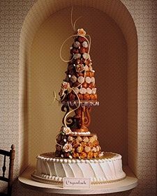 Nougatine croquembouche. A dream. Brown Wedding Cakes, French Wedding Cakes, French Cake, Traditional Wedding Cake, Tiered Cake, Choux Pastry, Cake Shapes, Modern Wedding Cake, Unique Wedding Cakes