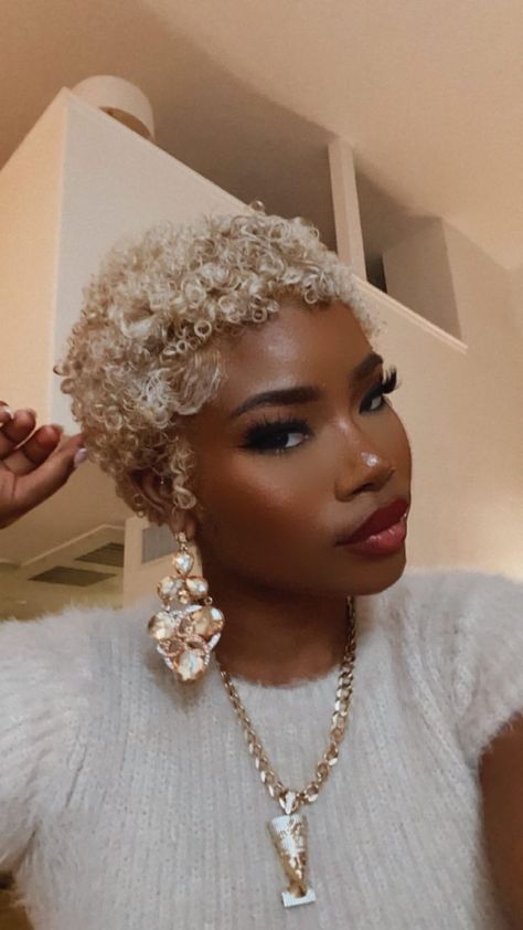 Finger Waves Short Hair, Blonde Natural Hair, Natural Hair Cuts, Natural Hair Short Cuts, Curls For The Girls, Short Hair Black, Short Sassy Hair, Pelo Afro, Sassy Hair