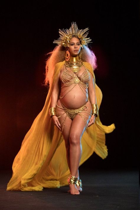 There Are Truly No Words For Beyoncé at the Grammys Right Now Beyonce Art, Grammys 2017, Blue Ivy Carter, Look Festival, Tv Sport, Baby Sleep Problems, Twin Pregnancy, Pregnant Mom, Beyonce Knowles