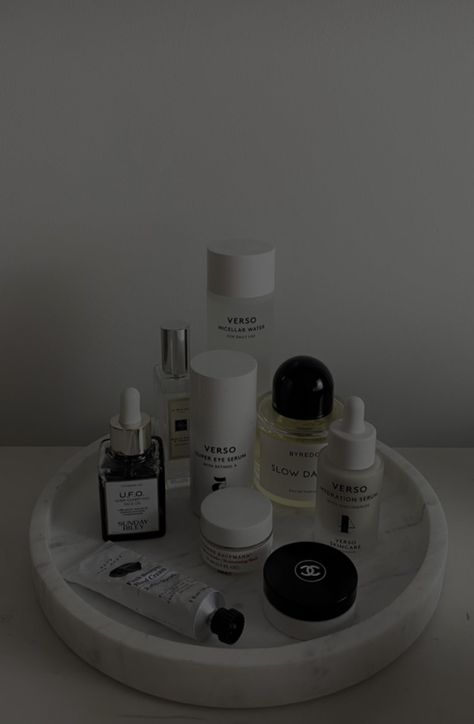 Black And White Clean Aesthetic, Skin Care Black Aesthetic, Black And White Aesthetic Skincare, Black And White Wellness Aesthetic, Black And White Skincare Aesthetic, Black Skincare Aesthetic, Skincare Dark Aesthetic, Skin Care Aesthetic Pictures, Dark Esthetics