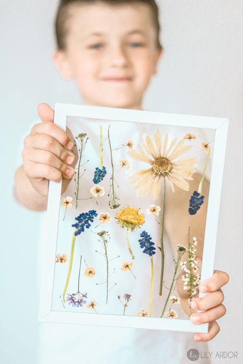 Here are some Mother's day craft ideas you will love! Give her preserved FLOWER ART instead of fresh flowers. This will last for years and will never have to go in the bin from wilting. THIS PRESSED FLOWER TRICK ONLY TAKES 3 MINUTES INSTEAD OF DRYING IN A BOOK FOR WEEKS. Diy Mother's Day, Easy Mother's Day Crafts, Diy Mother's Day Crafts, Mothers Day Crafts For Kids, Navidad Diy, Cadeau Diy, Diy Mothers Day Gifts, Pressed Flower Art, Kids' Crafts