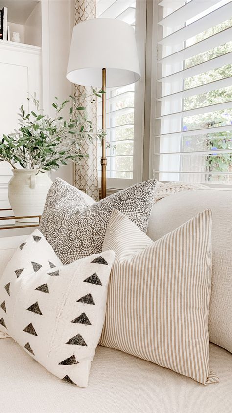 Beige Couch Cushion Ideas, Couch Styling Pillows, Farmhouse Couch Pillow Ideas, Accent Chair Throw Pillow, Accent Pillows White Couch, Styling Pillows, Modern Farmhouse Couch Pillows, Cushions For Living Room, Pillows In Front Of Fireplace