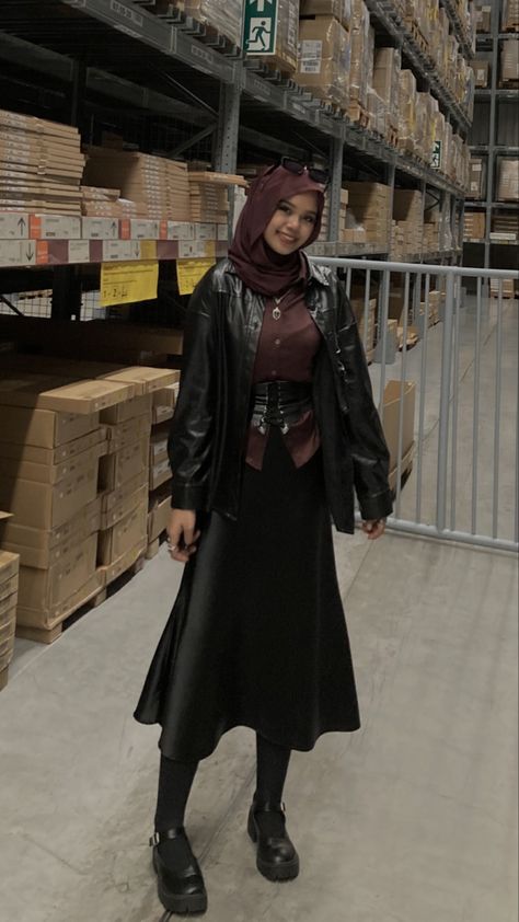 Mafia Hijab Style, Mafia Yearbook, Mafia Outfit Ideas, Outfit Ideas Hijab, Look 80s, Hijabi Outfit, Hijabi Outfits Casual, Modesty Fashion, Muslim Fashion Outfits