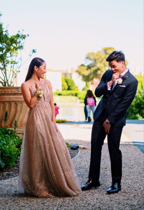 Sibling Prom Pictures, Fun Prom Pictures Poses, Formal Couple Poses Photography, Prom Family Photo Ideas, Formal Dance Photo Ideas, Prom Pictures Ideas Solo, Matric Dance Photos, Prom Picture Poses For Couples Funny, Prom Pictures With Date